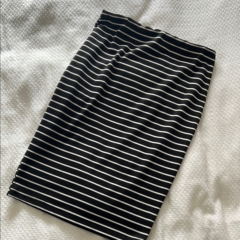 Chic Black and White Striped Pencil Skirt
